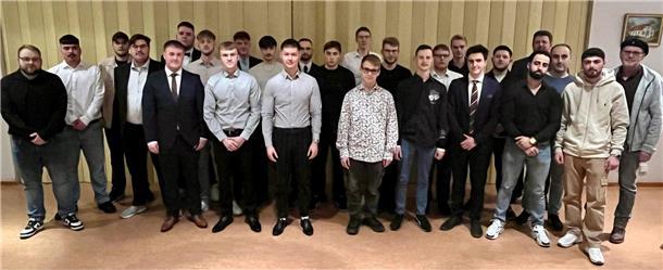 Eine Gruppe Menschen hat sich für ein Foto aufgestellt