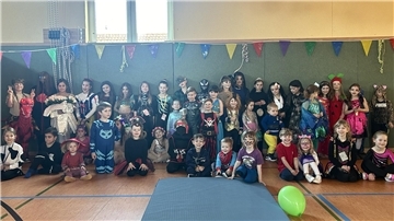 Die Jungen und Mädchen haben beim Kinderfasching in Hesedorf viel Spaß.