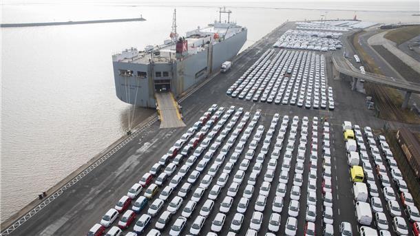 Volkswagen stehen am Hafen Emden zur Verschiffung bereit.