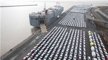 Volkswagen stehen am Hafen Emden zur Verschiffung bereit.