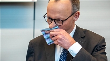 Friedrich Merz leicht verschnupft: Auch nach der Zustimmung der Grünen zum Finanzpaket muss der CDU-Chef zittern.