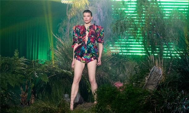 Model steht in Urwald-Kulisse- Xenia aus Loxstedt bei GNTM.