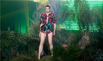 Model steht in Urwald-Kulisse- Xenia aus Loxstedt bei GNTM.