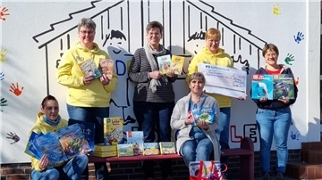 Spendenübergabe: Der Förderverein der Grundschule Friedrich-August-Hütte hat von der Raiffeisenbank Butjadingen-Abbehausen einen Scheck in Höhe von 500 Euro erhalten.