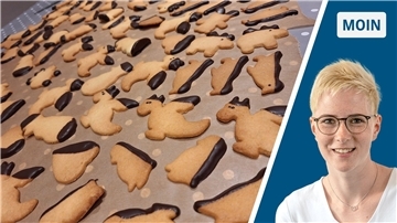 Ein zweigeteiltes Bild: links: selbst gebackene Kekse, rechts: eine blonde Frau mit Brille