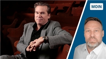 Der US-Schauspieler Val Kilmer sitzt in einem Kinosaal und lächelt in die Kamera. Jetzt ist er gestorben. Alexander Schmidt erinnert sich an dessen nachhaltige Auftritte.