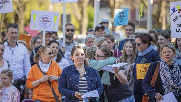 Demo mit fast 200 Teilnehmern für Erhalt der Dorfschulen