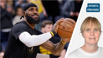 LeBron James mit Basketball.