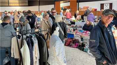 Das Foto zeigt einen Flohmarkt in einer großen Halle in Nordenham-Blexen.