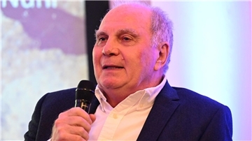 Uli Hoeneß spricht in ein Mikrofon