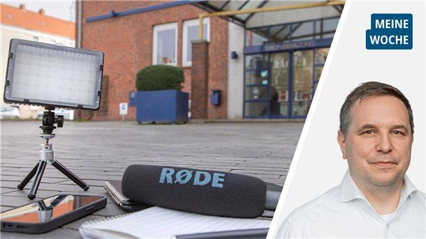 Eingang zur Stadtverwaltung und Dirk Bliedtner