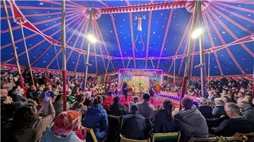Volles Zelt beim Projektzirkus „Eldorado“