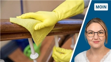 Ein geteiltes Bild. Auf der linken Seite sind Hände in gelben Gummihandschuhen, die mit einem Lappen ein Geländer putzen. Auf der rechten Seite ist das Bild einer Frau mit Brille.
