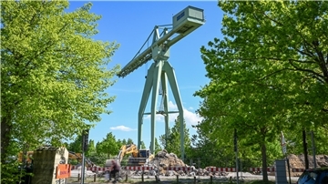 Ein Bagger arbeitet in der Nähe des Rickmerskrans und bereitet die Arbeit des Kampfmittelräumdienstes vor. 