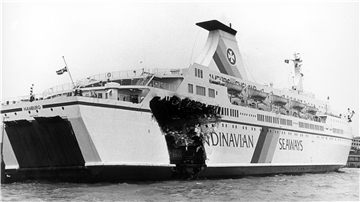 Eine havarierte England-Fähre fährt in den Hafen von Bremerhaven.