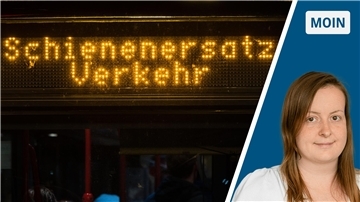 Eine digitale Busanzeige zeigt "Schienenersatzverkehr" an. 