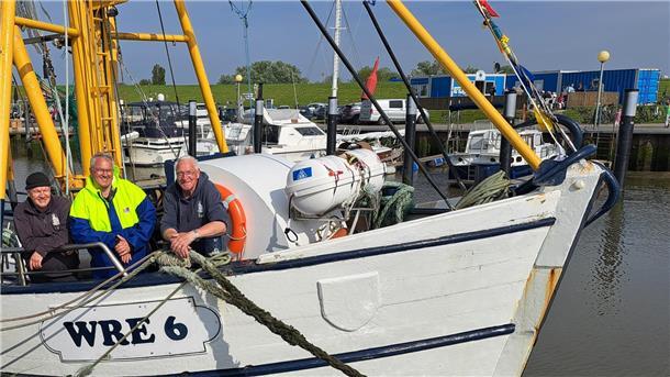 Kapitän Olaf Schmidt (v.l.), Reeder René Schmidt und Krabbenfischer Rolf Müller nach der Fangfahrt im Kutterhafen Wremen. 