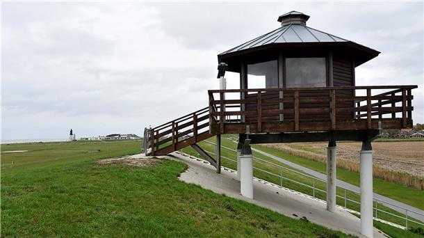 Ein Vogelbeobachtungsturm steht am Dorumer Tief an der Wurster Nordseeküste