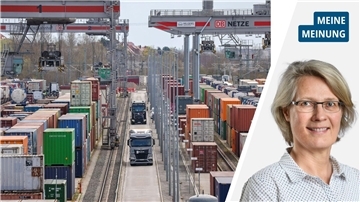 Container und zwei Lkw