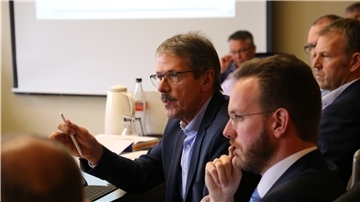 Politiker diskutieren im Finanzausschuss über die Haushaltssperre