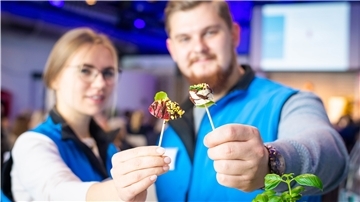 Die Hochschulstudierenden Jasmin Walter und Christian Dielmann zeigten am Stand der Hochschule, welche außergewöhnlichen Geschmacksrichtungen sich bei Lebensmitteln kombinieren lassen. 