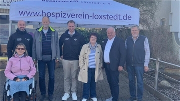 Mehrere Menschen stehen zusammen.