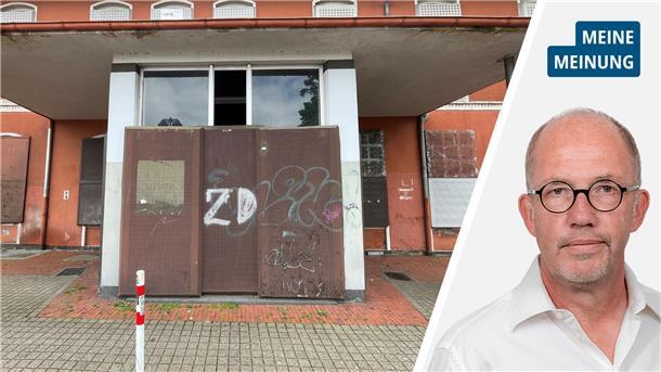 Die Eingangstür des Nordenhamer Bahnhofs ist mit rostigen Blechplatten verriegelt. 