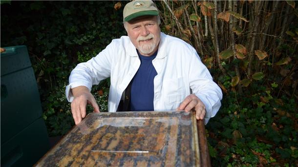 Ein Imker kümmert sich liebevoll um seine Bienen