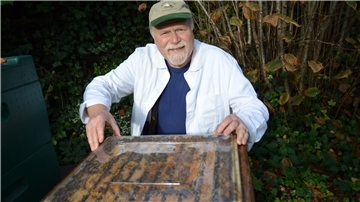 Ein Imker kümmert sich liebevoll um seine Bienen