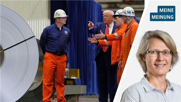 Vier Männer stehen in einem Stahlwerk. Einer davon ist US-Präsident Donald Trump