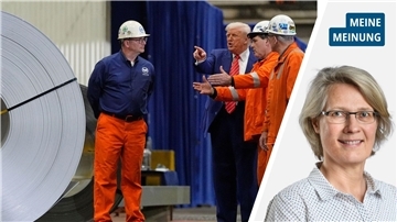 Vier Männer stehen in einem Stahlwerk. Einer davon ist US-Präsident Donald Trump