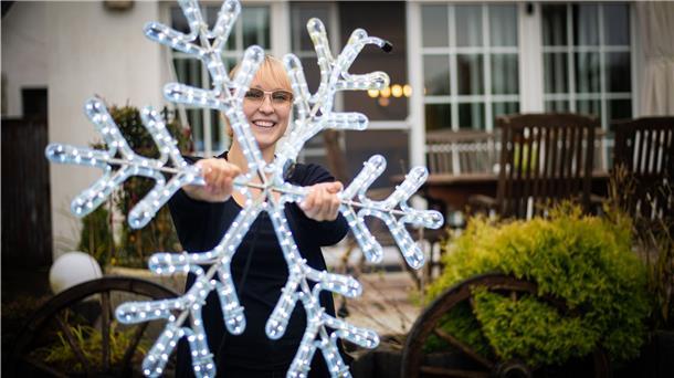 Lucina Wojtkowiak (21), Tierpflegerin, zeigt die Weihnachtsdekoration, mit der ihre Familie in diesem Jahr erneut für Lichterglanz zur Adventszeit in Speckenbüttel sorgen will.