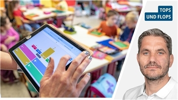 Eine Lehrerin benutzt ein Tablet in einer Schulklasse
