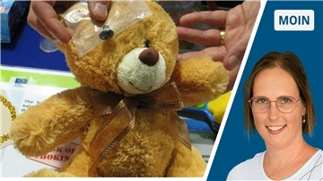 Ein Porträt der Autorin und ein Teddybär, dem ein Auge fehlt.