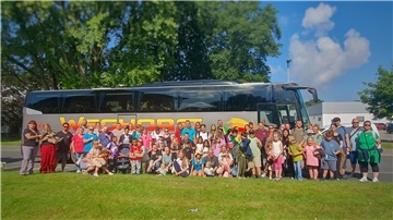 Eine Gruppe steht vor einem Reisebus