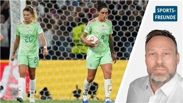 Bildkombi eines Kommentars (Sportsfrreunde): Links zwei Fußballspielerinnen (Italien), rechts ein Mann in einem weißen Hemd.