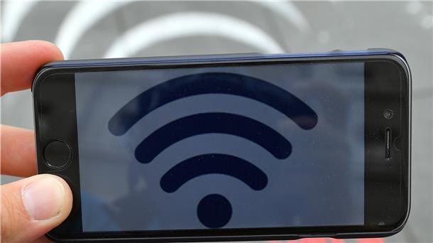 Ein Handy mit einem Wlan-Symbol auf dem Display.