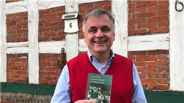 Liest im Bremervörder Museum von Hein Meyer aus seinen beiden Romanen: Manfred Thoden, Autor und Pastor.