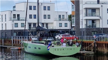 Die Segelyacht „Suuk‘iik II“ liegt zurzeit im Landwehrkanal von Cuxhaven.
