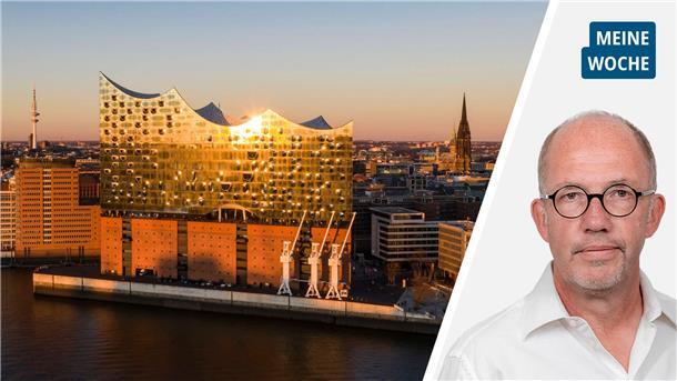 Die Elbphilharmonie in Hamburg im goldenen Licht der untergehenden Sonne.