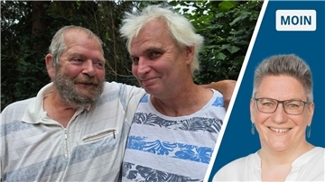 links zwei Männer, einer mit Bart, einer mit blondierten Haaren, rechts Frau in weißer Bluse mit Brille