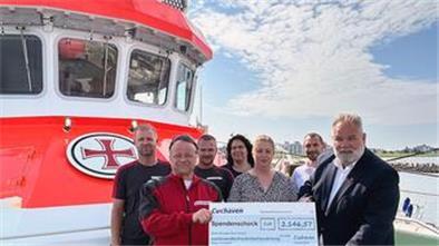 Deichbrand-Festival: 2.146 Euro für Cuxhavens Seenotretter Spendenübergabe auf der Anneliese Kramer (v.l) Seenotretter Kai Schöps, Vormann Ralf Sarközy, Seenotretter Michel-Fynn Schütze, Marianne Hanke, Bereichsleiterin Marketing NHC (hinten), Michaela Rademacher, stellv. Teamleiterin Marketing NHC, Seenotretter Keno Martin Pelz und Olaf Raffel, Kurdirektor und Geschäftsführer der NHC