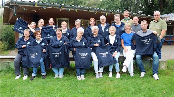 Die Mitglieder des Driftsether Sportvereins freuen sich über eine Spende.