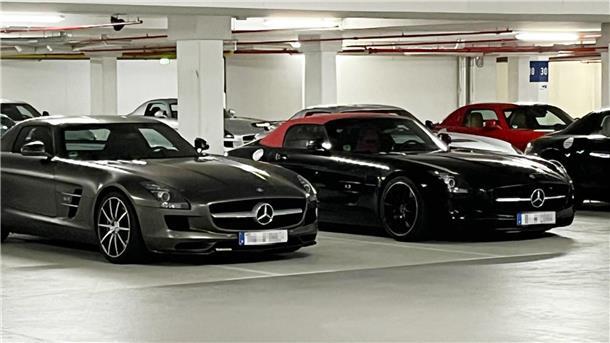 Mehrere Mercedes in einer Parkgarasche
