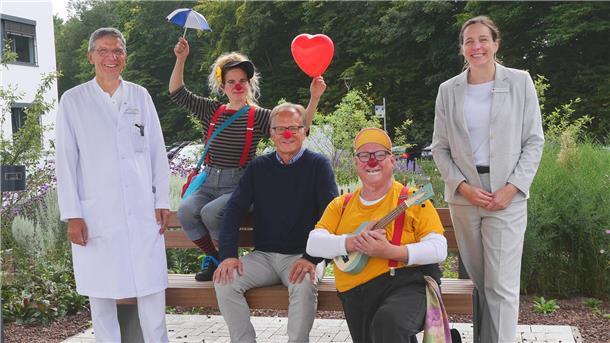 Spendenübergabe durch Vorstand der Bürgerstiftung Bremerhaven an die Kinderklinik und die Klinikclowns (von links): Dr. Axel Renneberg (Chefarzt der Kinderklinik am KBR), Clownin „Frix“ alias Anne Reuper (Bremer Klinikclowns), Jörg Schulz (Vorstand der Bürgerstiftung Bremerhaven), Clown „Günter-ohne-H“ alias Jürgen Demant (Bremer Klinikclowns), Dr. Susanne Kleinbrahm (Medizinische Geschäftsführerin des KBR).
