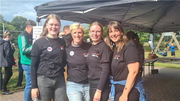 Vier junge Frauen gucken freundlich in die Kamera