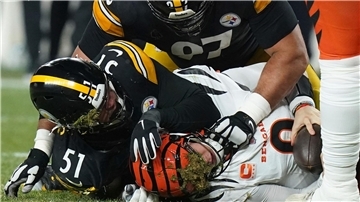 Ein Spieler wird beim American Football zu Boden gerissen.