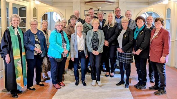 Gruppe von Jubilarinnen und Jubilaren der goldenen, diamantenen und eisernen Konfirmation in der Johannes-der-Täufer-Kirche Kirchwistedt, gemeinsam mit Pastorin Antje Freye, stehend für ein Erinnerungsfoto im Kirchenraum