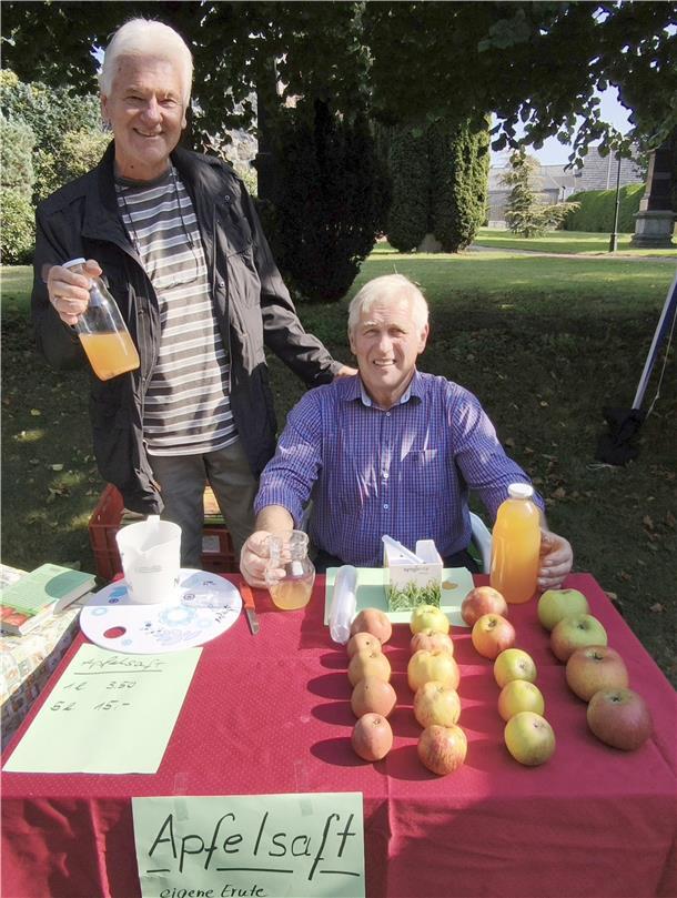 zwei Männer mit Äpfeln und Saft
