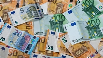 Euro-Geldscheine mit unterschiedlichen Werten.